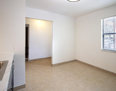 105 Lakeview Drive E - Photo Thumbnail 3