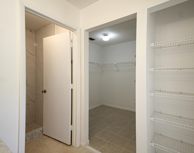 105 Lakeview Drive E - Photo Thumbnail 9