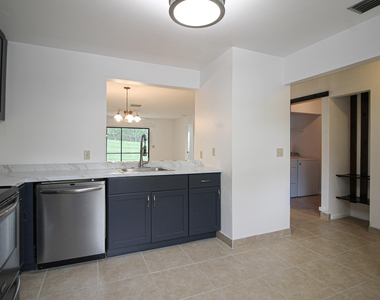 105 Lakeview Drive E - Photo Thumbnail 1