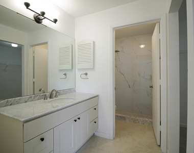 105 Lakeview Drive E - Photo Thumbnail 8