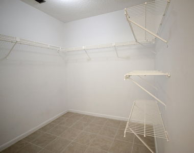 105 Lakeview Drive E - Photo Thumbnail 11