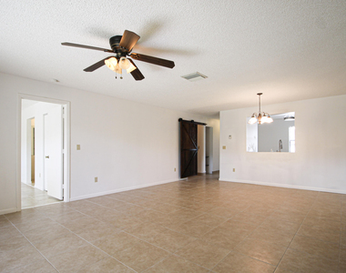 105 Lakeview Drive E - Photo Thumbnail 4