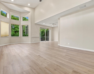 5643 Nw 125th Avenue - Photo Thumbnail 3