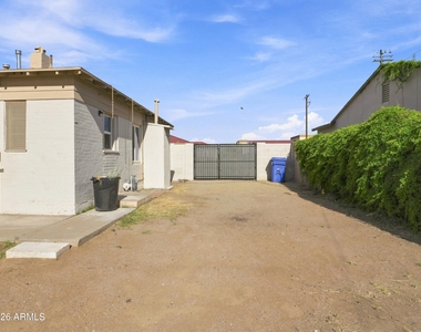 2708 N Dayton Street - Photo Thumbnail 12