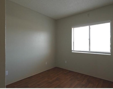 825 W Osborn Road - Photo Thumbnail 4