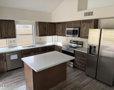 16657 S 12th Way - Photo Thumbnail 2
