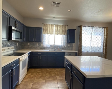 40735 N Trailhead Way - Photo Thumbnail 4