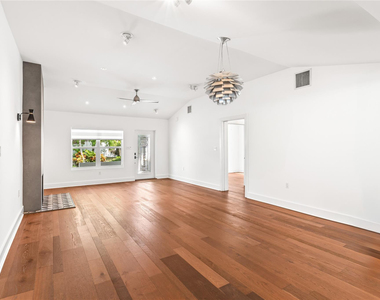 521 Ne 8th Avenue - Photo Thumbnail 9