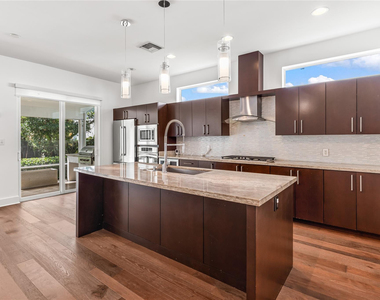 521 Ne 8th Avenue - Photo Thumbnail 7