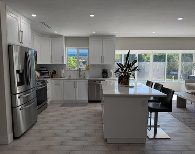 4600 Ne 15th Avenue - Photo Thumbnail 3
