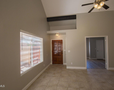 1820 E Secretariat Drive - Photo Thumbnail 6