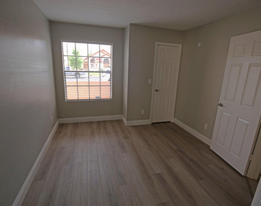 1820 E Secretariat Drive - Photo Thumbnail 20