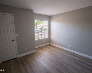 1820 E Secretariat Drive - Photo Thumbnail 19