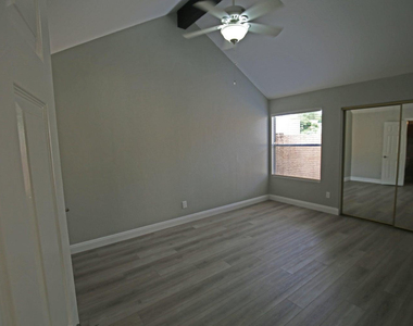1820 E Secretariat Drive - Photo Thumbnail 15