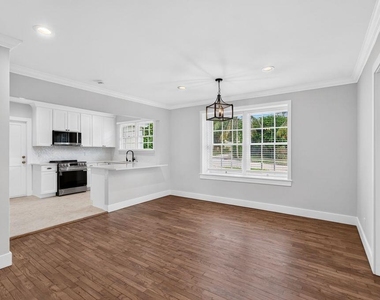 826 37th Street - Photo Thumbnail 8