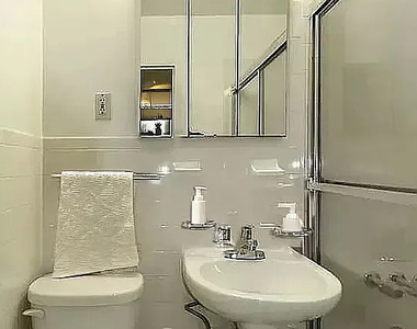 428 East 81st Street - Photo Thumbnail 2