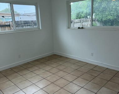 160 Nw 43rd Court - Photo Thumbnail 4