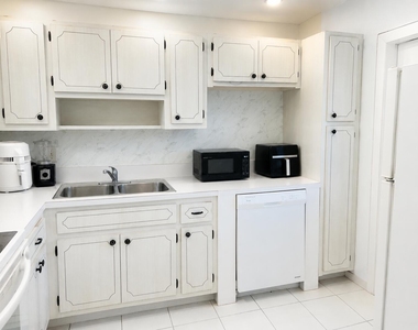 2200 Park Lane - Photo Thumbnail 5