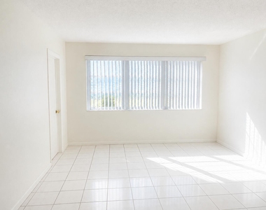 2200 Park Lane - Photo Thumbnail 4