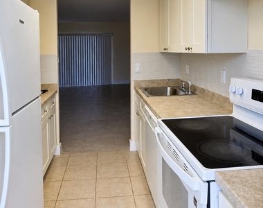 1500 Crescent Circle - Photo Thumbnail 3