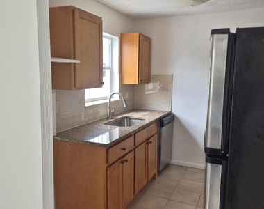 944 W 10th Street - Photo Thumbnail 1