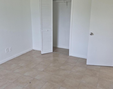 944 W 10th Street - Photo Thumbnail 7