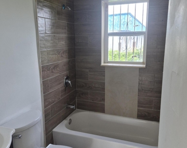 944 W 10th Street - Photo Thumbnail 4