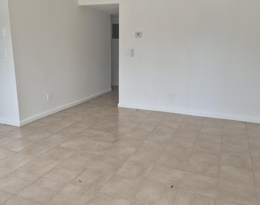 944 W 10th Street - Photo Thumbnail 5