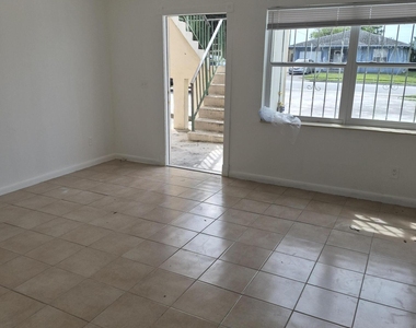 944 W 10th Street - Photo Thumbnail 6