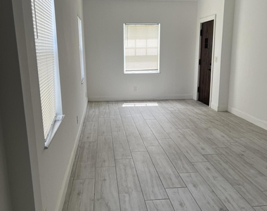 407 S Lakeside Drive - Photo Thumbnail 5