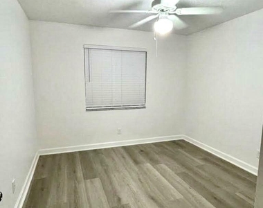 6181 Laurel Lane - Photo Thumbnail 17