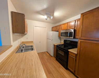 623 W Guadalupe Road - Photo Thumbnail 4