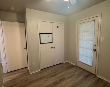 2211 Brookview Drive - Photo Thumbnail 14