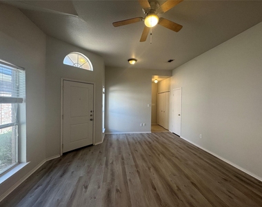 2211 Brookview Drive - Photo Thumbnail 4