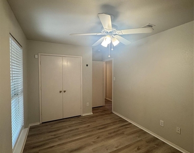 2211 Brookview Drive - Photo Thumbnail 11