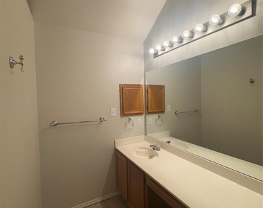 2211 Brookview Drive - Photo Thumbnail 7