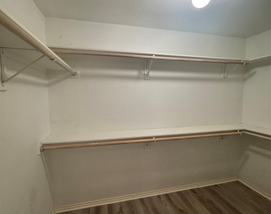 2211 Brookview Drive - Photo Thumbnail 8