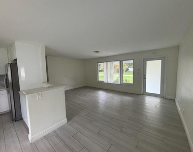 80 Nw 3rd Court - Photo Thumbnail 2