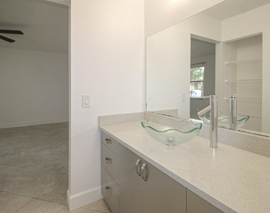 1303 Lakeview Drive E - Photo Thumbnail 14