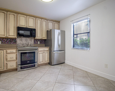 1303 Lakeview Drive E - Photo Thumbnail 2