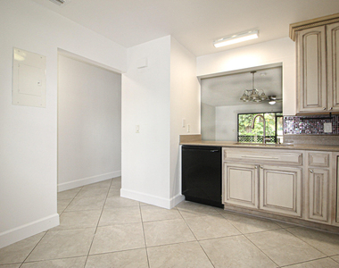 1303 Lakeview Drive E - Photo Thumbnail 4