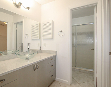 1303 Lakeview Drive E - Photo Thumbnail 13