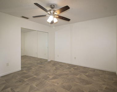 1303 Lakeview Drive E - Photo Thumbnail 16