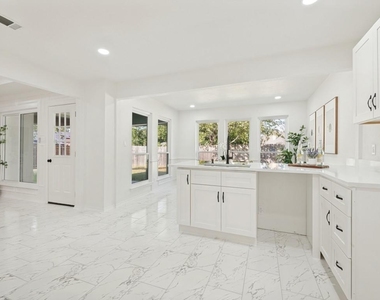 2025 Normandy Drive - Photo Thumbnail 4