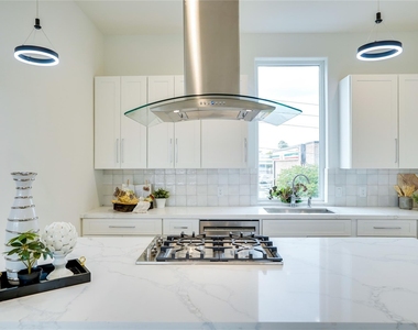 1612 Bennett Avenue - Photo Thumbnail 5