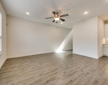 2709 Splendor Drive - Photo Thumbnail 5