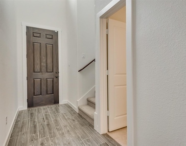2709 Splendor Drive - Photo Thumbnail 3