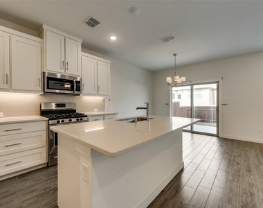 2709 Splendor Drive - Photo Thumbnail 7