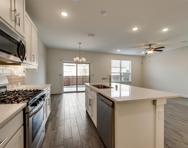 2709 Splendor Drive - Photo Thumbnail 8
