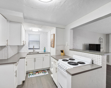 551 Sw 13th Avenue - Photo Thumbnail 3